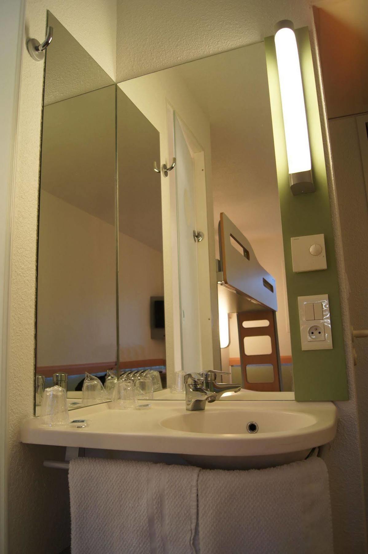 Ibis Budget Pau Est Buitenkant foto